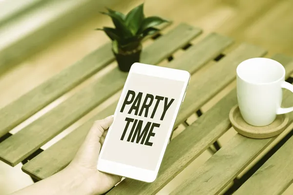 Podpis tekstowy przedstawiający Party Time. Biznes zbliża się do właściwego momentu, aby świętować i bawić się w wydarzeniu towarzyskim Voice and Video Calling Capabilities Łączenie ludzi razem — Zdjęcie stockowe
