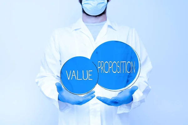 Konzeptionelle Bildunterschrift Value Proposition. Konzept für Innovationsservice soll Produkt attraktiv machen Wissenschaftler demonstriert neue Technologie, Arzt gibt medizinische Beratung — Stockfoto