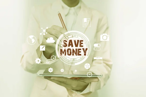 Текст, показывающий вдохновение Save Money. Бизнес-подход хранить некоторые из ваших денежных средств каждый месяц, чтобы использовать их через некоторое время бизнес-женщина касаясь цифровых данных на голографическом экране интерфейса. — стоковое фото