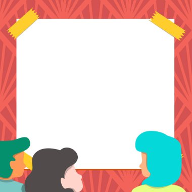 Ekip üyeleri Whiteboard Beyin Fırtınası Yeni Çözümler 'e bakıyor. Meslektaşlar Grubu Yönetim Kurulu Düşünme Sorunu Çözme Yeteneklerine Bakıyor