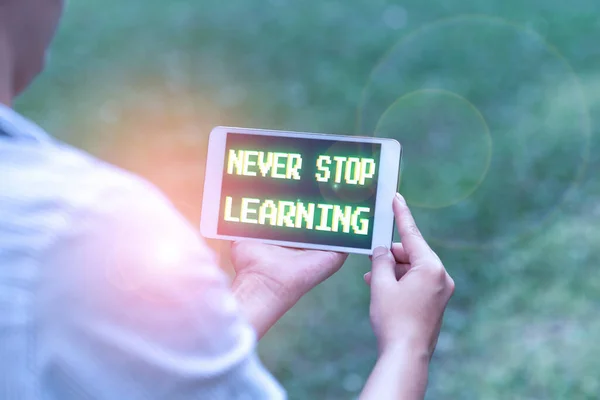 Sinal de escrita de mão Nunca pare de aprender. Showcase de negócios continuar estudando ganhando novos conhecimentos ou materiais Voz e vídeo chamadas Capacidades Conectando as pessoas juntas — Fotografia de Stock