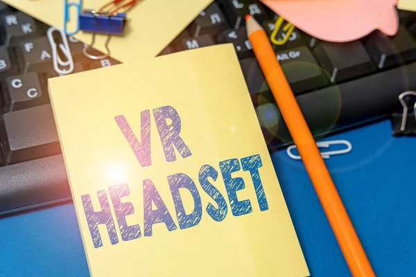 Skriva visar text Vr Headset. Ord för headmounted enhet som ger virtuell verklighet för bäraren Flera diverse Collection Office Papper Photo Placed Over Table — Stockfoto