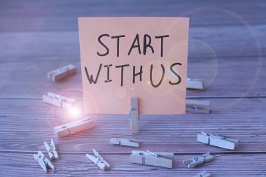 İlhamın bizimle başladığını gösteren metin. İş yaklaşımı birini belirli bir iş için birlikte çalışmaya davet ediyor ya da Yeni Anlamı Gösteren Çamaşır Klipleriyle çevrili Boş Meydan Notu 'nu hedef alıyor.