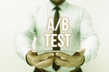 Gösterim metni A veya B testi yazılıyor. Tüketicilerin Yeni Teknoloji Fikirlerini Sunan ve Teknolojik Gelişmeyi Tartışan ürünler arasında beceriyi tercih ettiklerini test etmek için kelime