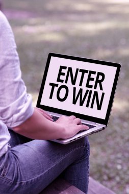 Kavramsal görüntü Kazanmak için girin. Ödül için değer değiş tokuşu üzerine yazılan sözcük Laptop 'ta oturan ve Evden Çalışan Kadın ödülü..