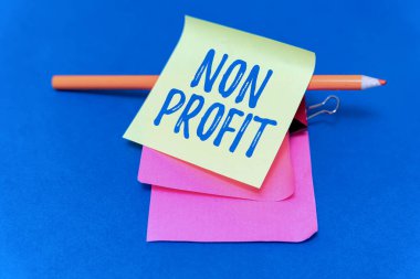 El yazısı Non Profit. Sahiplerine kâr sağlamayan işletme vitrini tipi bir organizasyon. Çoklu Koleksiyon Ofisi Kırtasiyesi Fotoğrafı Masanın Üzerine Yerleştirildi