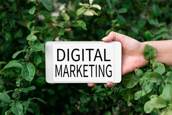 Tekenen met digitale marketing. Concept betekent marktproducten of -diensten die gebruikmaken van technologieën op het gebied van internetspraak- en videogespreksfuncties Mensen met elkaar verbinden — Stockfoto