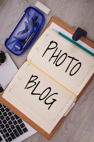 Tekst som viser inspirasjon Foto blogg. Forretningsoversikt over fotoregistrering og publisering i form av en blogg (Opened Empty Notispad Over A Laptop With Compass Pen Wristwatch) – stockfoto