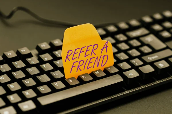 Tekenen tonen Refer A Friend. Internet Concept leiden iemand naar een ander of stuur hem iets als cadeau Het kopiëren van oude ideeën en het creëren van nieuwe, Overdracht van schriftelijke notities — Stockfoto