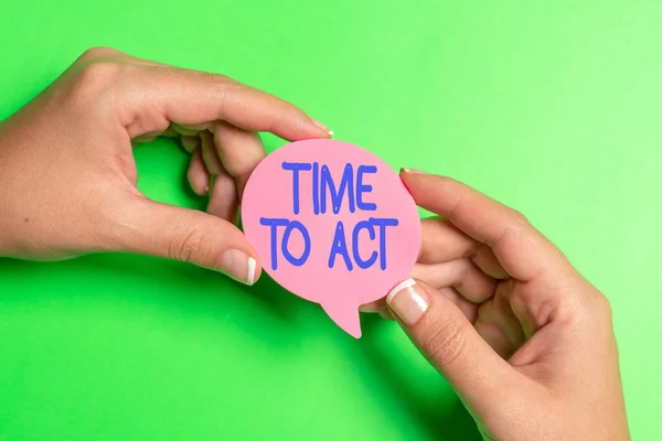Textzeichen mit Time To Act. Unternehmensübersicht Der richtige Moment, um sofort mit der Arbeit zu beginnen oder Dinge zu tun Brainstorming Probleme und Lösungen, die relevante Fragen stellen — Stockfoto