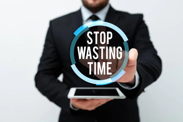 Концептуальная подпись Stop Wasting Time. Консультант по бизнес-витрине или группа начинают планировать и использовать его с умом, представляя новые технологические идеи, обсуждающие технологическое усовершенствование — стоковое фото