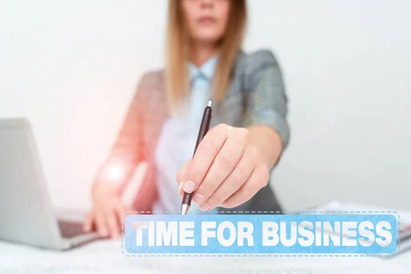 Pisanie wyświetlania tekstu Time For Business. Przegląd biznesowy realizować transakcje w terminie obiecanym klientowi dając nowe zatrudnienie Firma Wprowadzenie, Wyjaśnienie polityki biznesowej — Zdjęcie stockowe