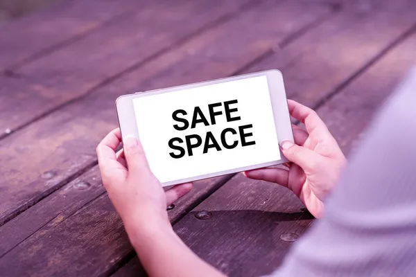 Panneau montrant Safe Space. Les entreprises mettent en valeur un endroit ou une pièce où vous êtes protégé contre le danger ou le danger. — Photo