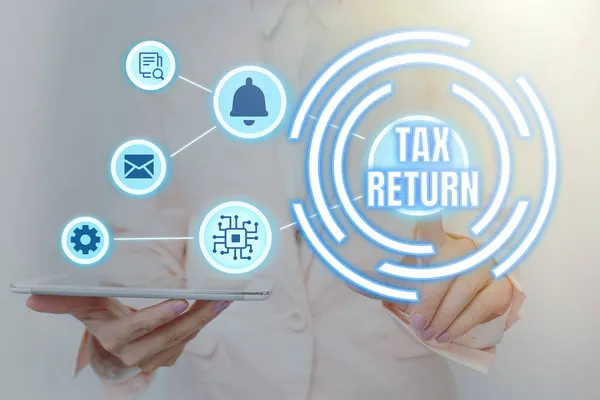 Εγγραφή εμφάνισης φορολογικής δήλωσης κειμένου. Word for Tax payer οικονομικές πληροφορίες Φορολογική Ευθύνη και την πληρωμή έκθεση Lady Holding Tablet Πατώντας το εικονικό κουμπί Εμφάνιση φουτουριστικό τεχνολογίας. — Φωτογραφία Αρχείου