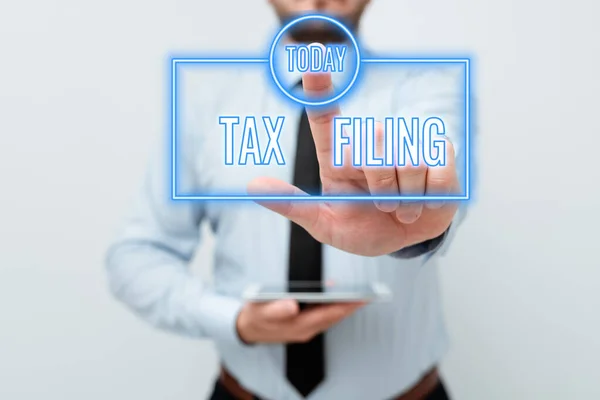 税務申告を示すテキスト記号。ビジネスアプローチ納税者の財務情報を記載した書類を提出する新技術のアイデアを発表する技術改善について議論する — ストック写真