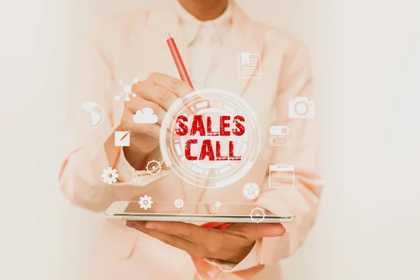 Signo de texto que muestra llamada de ventas. Visión general del negocio una llamada telefónica hecha por un representante de ventas de una empresa Mujer de negocios que toca datos digitales en la interfaz olográfica de la pantalla. — Foto de Stock