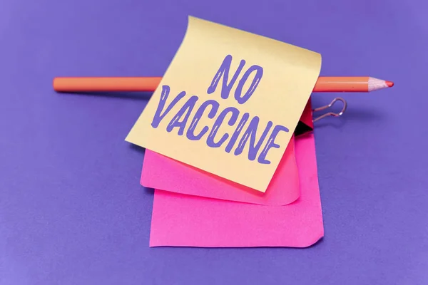 Geen Vaccin te zien. Internet Concept niet voorzien van immuniteit tegen een of meerdere ziekten Multiple Assorted Collection Office Stationery Foto geplaatst over tabel — Stockfoto