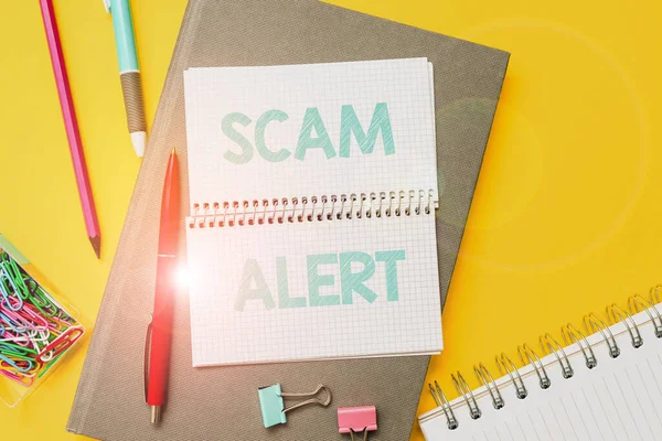 Konzeptionelle Anzeige Scam Alert. Konzeptionelle Foto warnt jemanden vor System oder Betrug Beachten Sie ungewöhnliche Flashy School And Office Supplies Bright Teaching And Learning Collections — Stockfoto