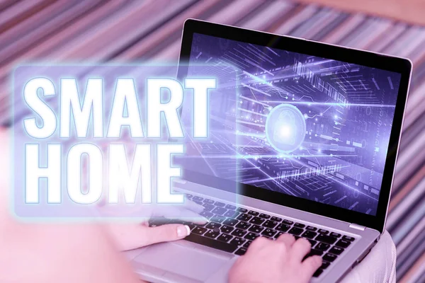 스마트 홈 (Smart Home) 은 다음을 가리킨다. 개념적 의미는 자동화 시스템 제어 조명 기후 엔터 테인 먼 트 시스템 (Woman Setting With Laptop Upper Back View Working From Home). — 스톡 사진