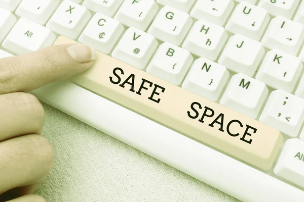 Signe texte montrant Safe Space. Présentez aux entreprises un endroit ou une pièce où vous êtes protégé (e) contre les dangers ou les préjudices. — Photo