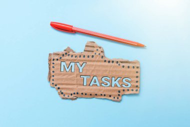 Görevlerimi açıklayan bir işaret. Kavramsal fotoğraf genellikle belirli bir zamanda bitirilmesi gereken ev yapımı Fikirler ve Kullanılmış Malzemeleri Geri Dönüşüm Tasarımları