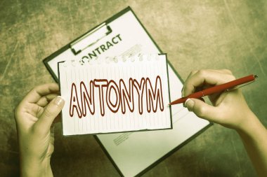 Yazı başlığı Antonym 'i temsil ediyor. İleti ve Önemli Notlar Alırken Bilgi Veren Yeni Fikirler Yazan başka bir kelimenin tam zıttı olan iş genel bakış sözcüğü veya cümlesi
