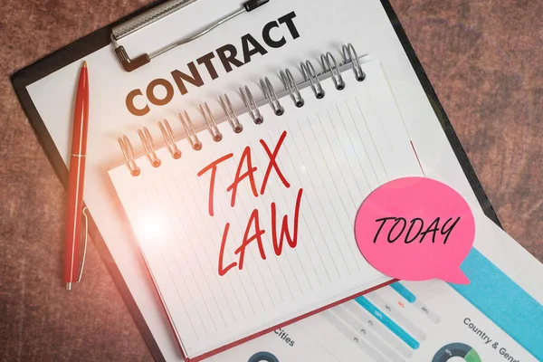 Tax Law 를 보여 주는 텍스트 캡션. 부동산 가치에 대한 정부 평가 또는 거래에 대 한 새로운 계약 서명 주택 보험 계획에 서명 — 스톡 사진