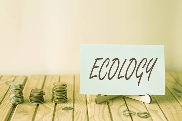 Inspiratie met teken Ecologie. Zakelijke aanpak Tak van de wetenschap relatie organismen milieu Wetenschappelijke studie Leeg stuk papier op houder Naast voorraad munten Over Bureau. — Stockfoto