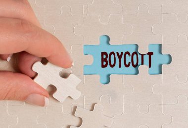 İlham, boykot işaretini gösteriyor. İş konsepti, tamamlanmamış bir yapboz yapım firmasının malını ya da hizmetlerini son parçası eksik olan bir yapbozu almayı ya da kullanmayı durdurur.