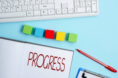 Kavramsal gösterim süreci. Geliştirilmiş ya da daha gelişmiş bir örnek kübü kutusuna yönelik geliştirme sözcüğü Yüzeyde Çok Renkli Kutular