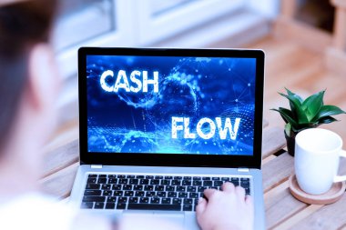 Para akışını gösteren metin başlığı. İşletme genel değerlendirmesi. Evin içinde ve dışında çalışan kahve fincanının ve fabrikanın yanındaki dizüstü bilgisayarda yazan kadının likidite hareketini etkiliyor..