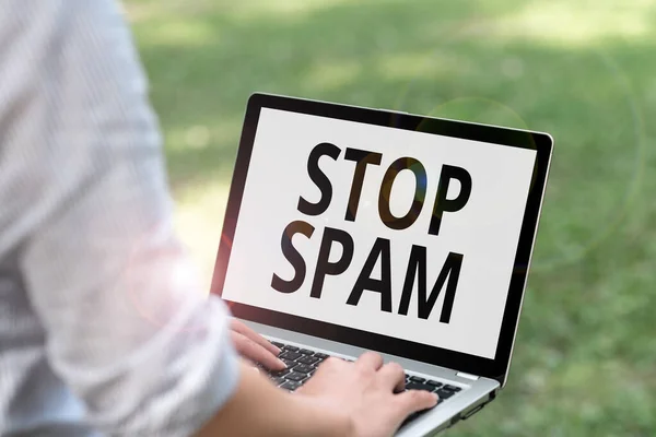 Conceptuele weergave Stop Spam. Zakelijk idee beëindigen van de opdringerige of ongepaste berichten verzonden op het internet vrouw typen op laptop in het park alleen het bereiken van Remote Jobs. — Stockfoto