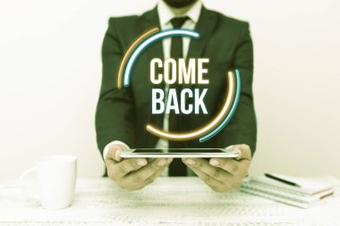 Görüntüleme metni yazılıyor. Geri gel. İş vitrininde, sevdiklerinin yaşadığı bir yere dönmesi isteniyor. İletişim Teknolojisi Akıllı Telefon Ses ve Video Görüşmeleri sunuyor.