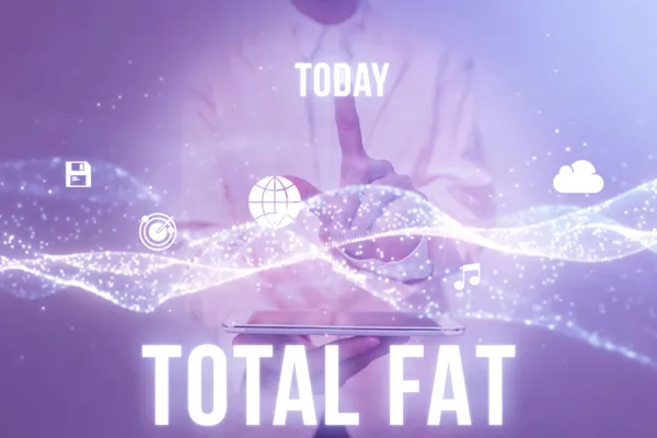 Handschriftliches Zeichen Total Fat. Geschäftskonzept kombiniert den Wert der verschiedenen Fettsorten, die auf dem Label Lady In Uniform Holding Tablet In Hand Virtual Tapping Futuristic Tech gezeigt werden. — Stockfoto
