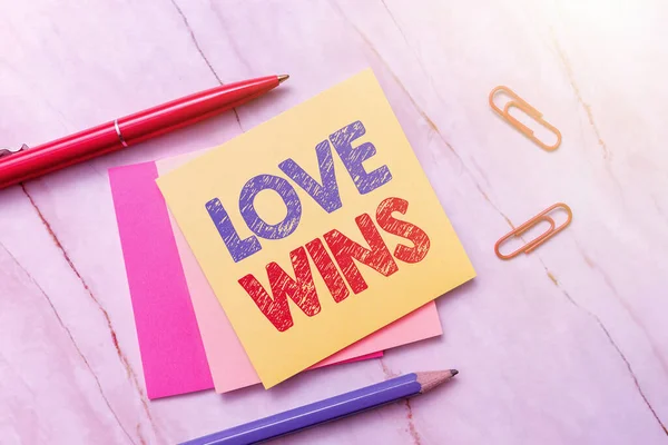 Inspiráció, ami a Love Wins jelét mutatja. Üzleti megközelítés a házassági egyenlőség győzelmének ünneplésére vagy megemlékezésére Új ötletek Friss koncepció Kreatív kommunikáció Produktív gondolkodásmód Pen — Stock Fotó