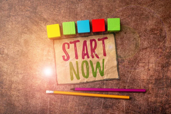 Wyświetlacz koncepcyjny Start Now. Słowo na nie wahaj się dostać pracę lub robi rzeczy od razu myśląc nowe pomysły jasne odnawianie kreatywności i inspiracji — Zdjęcie stockowe