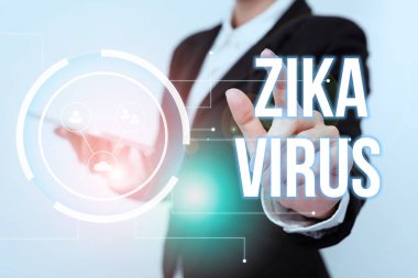 Zika Virüsü 'nü gösteren metin başlığı. Temel olarak Aedes sivrisinekleri tarafından bulaşan bir virüsün yol açtığı kavramsal fotoğraf. Üniformalı Kadın Telefon Taşıyor ve Geleceğin Görüntüsünü Dinliyor..