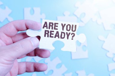 Metin başlığı sunar: Soruya Hazır mısın? İşletme vitrininde, birinin kendini hazır hissettiğinde bir şeye başlaması isteniyor. Tamamlanmamış beyaz testere desenli, eksik parçalı bir yapboz.