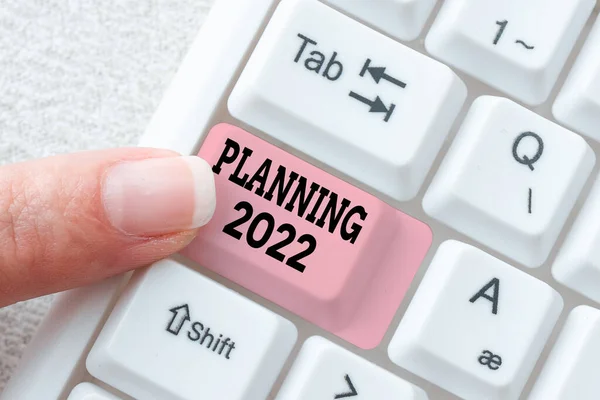 Escribir mostrando el texto Planificación 2022. Proceso de enfoque de negocios de hacer planes para algo el próximo año Escribir planes de lecciones y conferencias anticipadas, escribir nuevas páginas de artículos —  Fotos de Stock