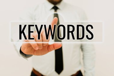 Anahtar kelimeleri gösteren bir ilham. Yeni Planlar ve Planlama Sürecini Gösteren Fikirler sunan büyük öneme sahip bir kod kavramının anahtarı olarak görev yapan internet kavramı kelimesi