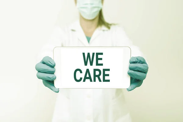 Szöveg megjelenítése We Care. Koncepció jelentése Becsüljük meg valaki életét Gondoskodunk róla és gondoskodunk az igényeiről Bemutatjuk az orvosi technológiát Bemutatjuk az új tudományos felfedezést — Stock Fotó