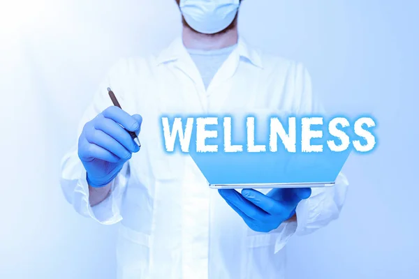 Wellness metni gösteriliyor. İş dünyasının sağlık durumunun iyi olduğu fikri özellikle aktif olarak takip edilen Yeni Teknoloji Bilimadamı, Doktor Tıbbi Danışmanlık — Stok fotoğraf