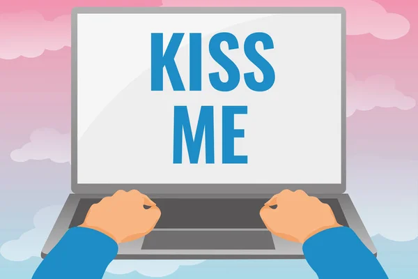 Teken met Kiss Me. Business showcase informeel verzoek om mijn lippen te raken met uw lippen of druk op Bewerken en Formatteren van Online Artikelen, Typ Creatieve Leesinhoud — Stockfoto