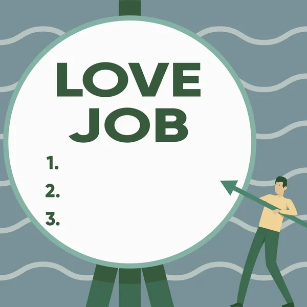 Концептуальний підпис Love Job. Бізнес-підхід, покликаний допомогти знайти повноцінну роботу, яка підходить для нас Чоловік тримає велику стрілку, вказуючи на велику ціль . — стокове фото
