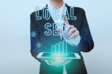 Yerel Seo metni gösteriliyor. İş vitrini web sitenizi, Geleceğin Sanal Simgelerini Gösteren Üniformalı Cep Telefonlu Yerel Seyirci Kadını için daha iyi sıralayacak şekilde optimize etti