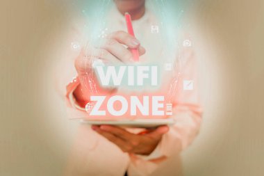 El yazısı işareti Wifi Zone. İş genel görünümü, kablosuz yüksek hızlı internet ve ağ bağlantıları sunar. Yeni Fütürist Sanal Görünüm Sunarken Telefon Kullanan İş Kadını.