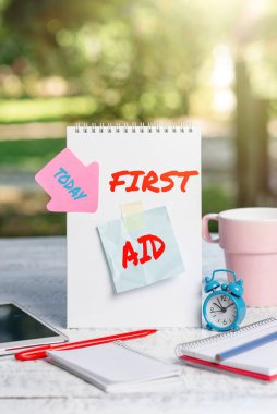 El yazısı işareti ilk yardım. Küçük kesikleri iyileştirme üzerine yazılmış bir kelime. Açık havada tıbbi eğitime gerek yok. Kahve ve içecek dükkanı fikirleri, kafeterya çalışma deneyimleri.