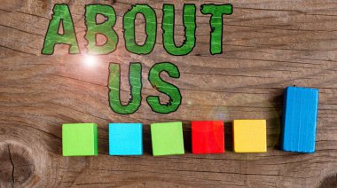 Bizim hakkımızda el yazısı. Çok Renkli Yüzeyde Parlatılmış Örnek Küp Dikdörtgen Kutuları Yığını kim veya neyle ilgili veya neyle ilgili olduğunu tanıtmak için kavram