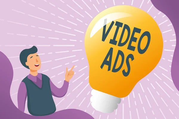 Skriva text video annonser. Internet Concept Engagera publiken i form av reklam för videoinnehåll Samla in utbildningsdokument online, fyll i enkätfrågor — Stockfoto