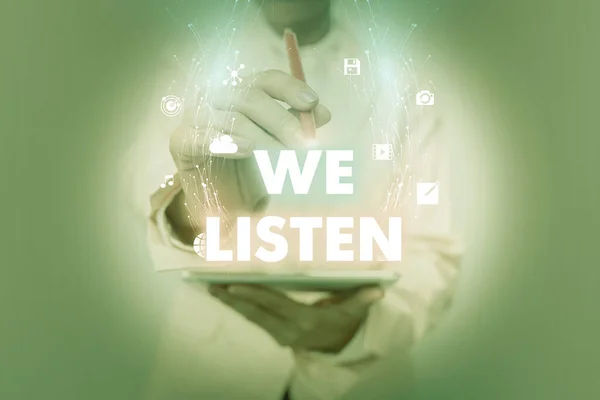 Texte inspirant We Listen. Mot écrit sur Groupe de montrer qui est prêt à entendre tout ce que vous voulez dire Femme d'affaires en utilisant le téléphone tout en présentant un nouvel affichage virtuel futuriste. — Photo